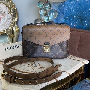Louis Vuitton Pochette Métis Reverse